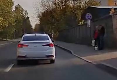 Петербуржцы заметили на дорогах города автомобиль с вооруженным пассажиром