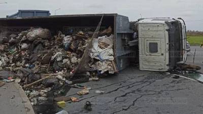 В Гатчине после ДТП с грузовиком по дороге разлилось топливо – фото