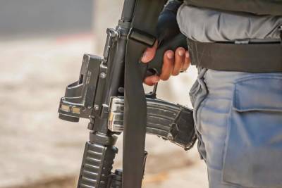 Офицер полиции направил винтовку на безоружных на свадьбе в Маджд аль-Круме