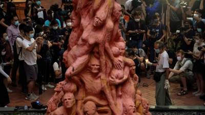 Университет Гонконга демонтирует скульптуру в память о подавлении протеста в Пекине
