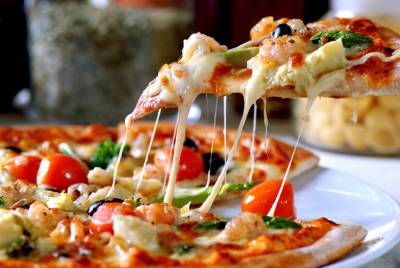 Иранскому ТВ запретили показывать поедающих пиццу женщин