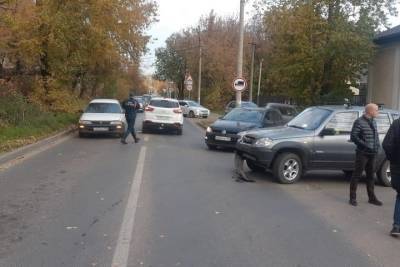 В Твери столкнулись три автомобиля