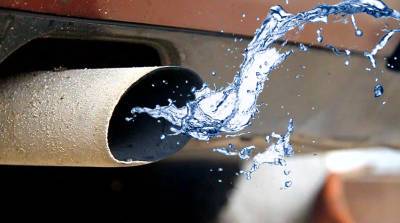Что делать водителям, если из глушителя авто течёт вода