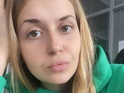 "Укрзалізниця" компенсирует 100 тыс. грн избитой в поезде журналистке Луговой. Она просила в суде полмиллиона гривен