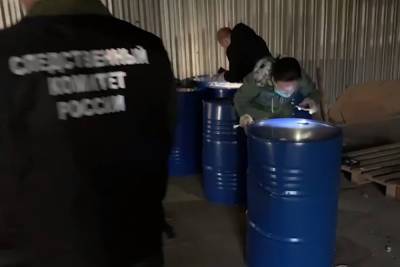 Следователи нашли еще 11 двухсотлитровых бочек со смертельным алкоголем в Оренбуржье