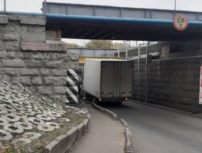 В Петербурге под Сортировочными мостами продолжают застревать грузовики