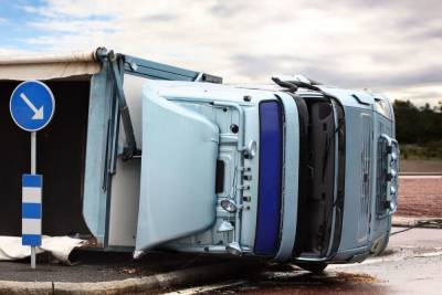 В Гатчине в результате ДТП с грузовиком на дорогу вылилось топливо, есть пострадавшие
