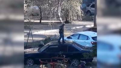 В Воронеже дети попрыгали на крыше Mercedes: появилось видео