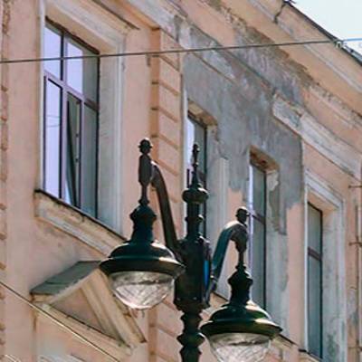 На жительницу Санкт-Петербурга с фасада здания упал кусок штукатурки
