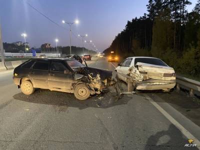 Женщина за рулём ВАЗа протаранила Тойоту после аварии на Бердском шоссе в Новосибирске