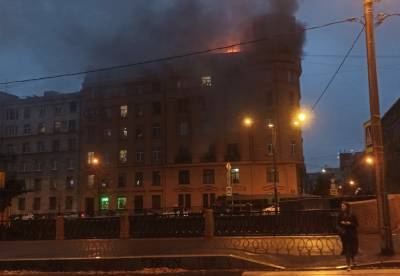 На Петроградской стороне горит дом Чубакова