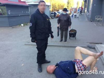 В Липецке заметили полуголого мужчину в наручниках около магазина
