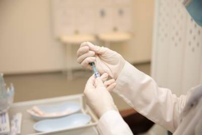 В Петербург завезут 50 тысяч доз вакцины «ЭпиВакКорона»