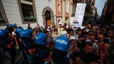 В Риме полиция применила водомёты для разгона протестующих против коронавирусных ограничений