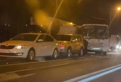 На трассе М-10 "Россия" произошла авария с участием автобуса и легковых автомобилей