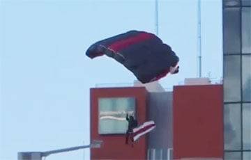Белорус прыгнул с парашютом и бел-красно-белым флагом с небоскреба в центры Вены