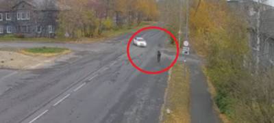 Велосипедист взлетел в воздух после столкновения с машиной в Петрозаводске (ВИДЕО)