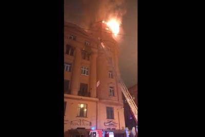 Опубликовано видео загоревшейся крыши дома на набережной Карповки