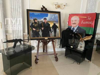 В Минске во Дворце независимости выставили автомат Лукашенко, с которым он прилетел на вертолете во время протестов