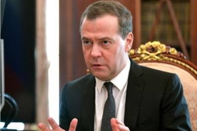 Медведев: между соблюдением прав человека и вакцинацией нужен баланс
