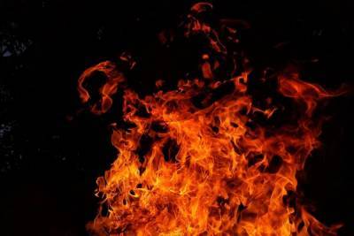 В Хабаровске ночью горели машины в автосервисе