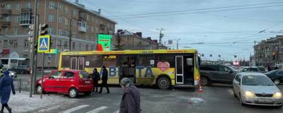 В Омске автомобиль «Шевроле» на скорости столкнулся с пассажирским автобусом