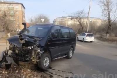 В Улан-Удэ перевернулся автомобиль на улице Октябрьская (ВИДЕО)