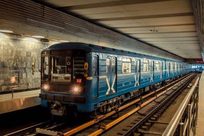 В метро Новосибирска собрались очереди из-за сокращения графика движения поездов
