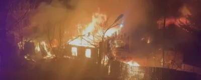 В Красноярске на улице Пастеровская полностью сгорели три частных дома