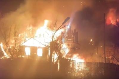 Три частных дома сгорели в микрорайоне Николаевка в Красноярске ночью 1 ноября