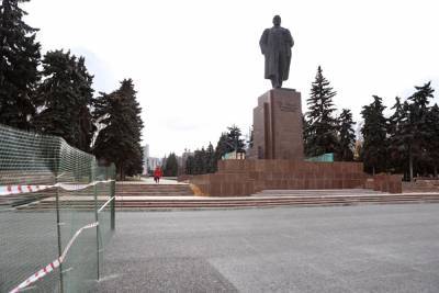 В Челябинске из-за проблем у подрядчика отменили высадку елей на площади Революции