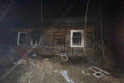 Следком расследует смерть женщины во время пожара в Новосибирской области