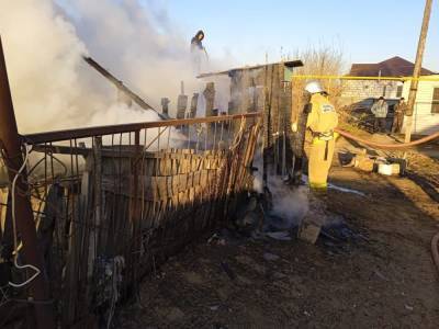 В Астраханской области за сутки сгорели два дома и баня