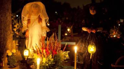 В День мёртвых в Мексике вспоминают жертв COVID-19