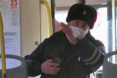 Разговорчивый полицейский привлек внимание пассажиров саратовского автобуса