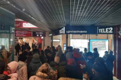 Толпы людей собрались перед входами в ТЦ Ижевска в последний день перед введением ковид-ограничений