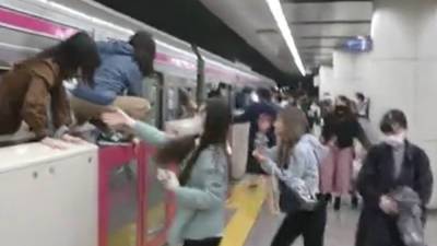 Мужчина напал на пассажиров метро в пригороде Токио