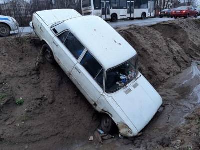 В Сыктывкаре водитель с 57-летним стажем не справился с управлением ВАЗом