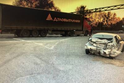 Под Ростовом два человека пострадали в столкновении с грузовиком