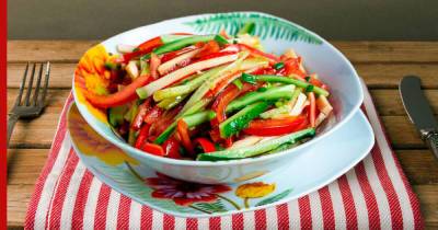 Здоровый и легкий ланч: рецепт крабового салата с овощами