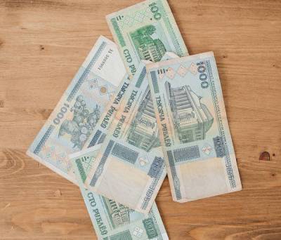 У белорусов остался месяц для обмена банкнот образца 2000 года