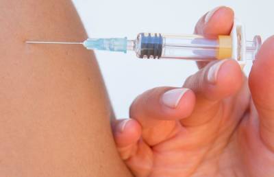 Откуда берется страх перед прививкой от COVID-19 и как его побороть?
