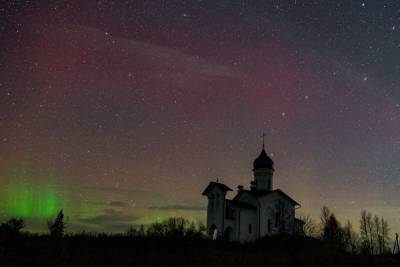 Псковский астроном запечатлел полярное сияние над храмом в Печорском районе