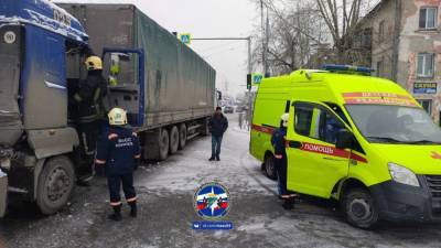 В Новосибирске дальнобойщик погиб за рулём фуры МАЗ