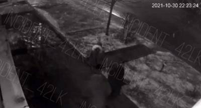 В Кузбассе ночная кража тротуарной плитки горожанами попала на видео