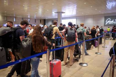 Сотни иностранных туристов застряли в аэропортах в первый день открытия Израиля
