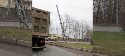 Опасный столб на одной из улиц Петрозаводска напугал автолюбителей (ФОТО)