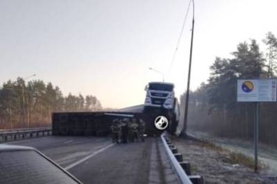 В Пензенской области на трассе М-5 опрокинувшаяся фура перекрыла дорогу