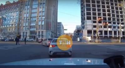 Таксист сбил курьера на улице Белинского