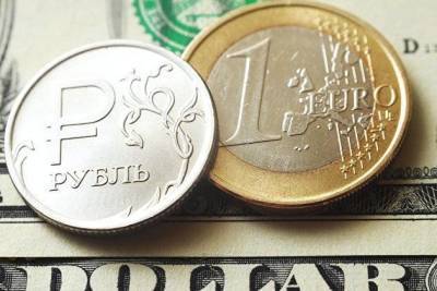 Рубль немного снижается к доллару и евро на фоне дешевеющей нефти